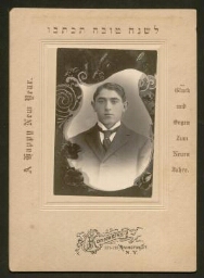 un jeune homme en costume cravate arrivé à New York adresse sa photo pour la fête de Rosh Hashana (entre 1906 et 1915)