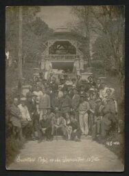 Photographie d'un groupe de personnes posant devant un monument en extérieur, datée de l'année 1940