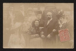 Carte postale d'une photographie de mariés avec famille, datée du 25 mai 1906
