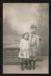 Photographie de jeunes enfants se tenant par les épaules, sur un pont, non datée