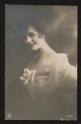 Photographie du portrait d'une jeune femme souriante et élégante, datée du 4 octobre 1931
