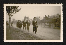 Des Juifs pieux sur la route croisent une charrette pleine de soldats