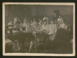 Ecole Rachel:  femmes en blouse blanche devant des machines à coudre,1927