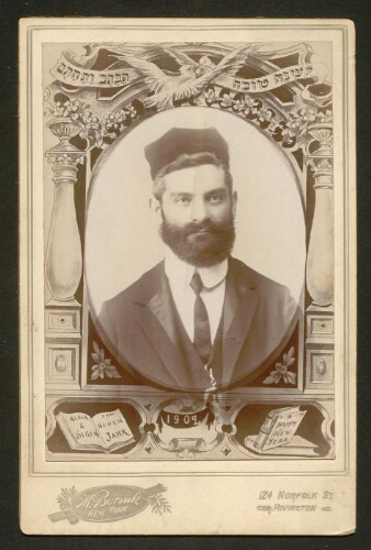 Homme pieux en costume, cravate, tête couverte et portant la barbe (1902)