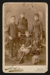 Photographie d'une femme, une jeune fille et deux enfants, non datée