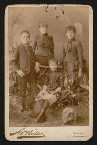 Photographie d'une femme, une jeune fille et deux enfants, non datée