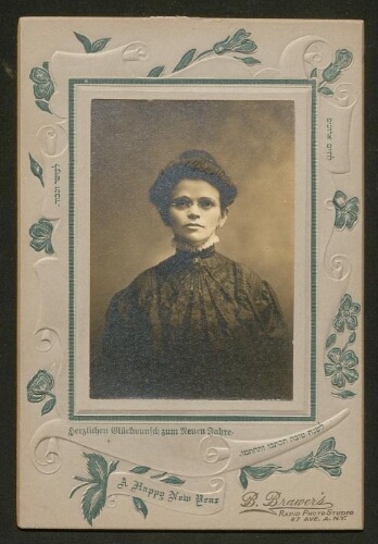 Portrait d'une femme, cheveux relevés, petite collerette au cou, et portant des lunettes, non daté