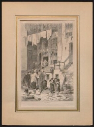 In de Jodenbuurt - Estampe représentant des Juifs au pied d'un grand immeuble vétuste avec du linge étendu à l'étage