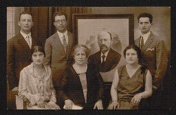 Photographie d'une famille posant devant le portrait d'un autre membre de la famille, datée du 18 mai 1929