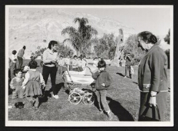 Photographie de familles avec enfants dans un parc laissant apercevoir Golda Méïr sur la droite, datée de l'année 1971