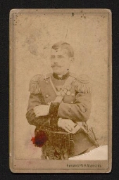 Portrait d'un homme en uniforme, avec ses décorations, non daté