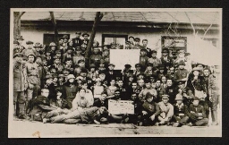 Photographie d'une promotion de jeunes gens tenant au centre une affiche avec une étoile de david, non datée