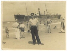 Un homme devant le paquebot accostant la plage de Tel Aviv