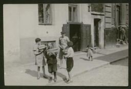 Enfants portant du pain dans une rue de Polotsk