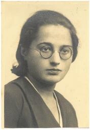 Jeune femme portant des lunettes rondes (18 janvier 1933)