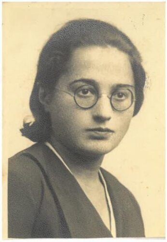 Jeune femme portant des lunettes rondes (1933)