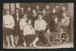Photographie d'un groupe de jeunes adolescents, quelques foulards de scouts, filles en jupe plissée, non datée