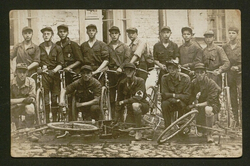 Photographie de jeunes hommes en bicyclettes, non datée