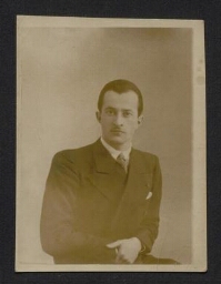 Photographie d'un homme moustachu en costume cravate, non datée