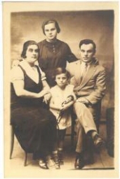 Deux parents avec leurs deux enfants (1933)