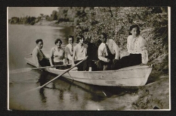 Photographie de six personnes sur une barque, non datée