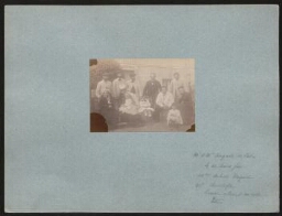 Photographie de Mme Achille Naquet en compagnie de M. et Mme Auguste de Ribes, 4 de leurs fils, M. Christofle Louis Ernest en robe sur une terrasse, non datée (14 juillet 1879 ou 1880)
