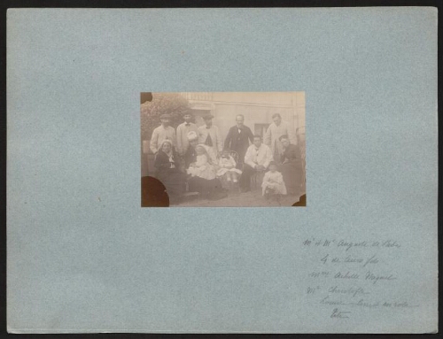 Photographie de Mme Achille Naquet en compagnie de M. et Mme Auguste de Ribes, 4 de leurs fils, M. Christofle Louis Ernest en robe sur une terrasse, non datée (14 juillet 1879 ou 1880)