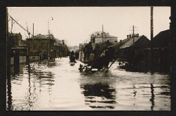 Carte postale représentant une rue de Kaunas inondée, non datée