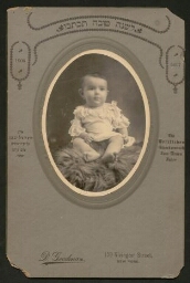 Portrait d'un bébé assis sur une fourrure pour souhaiter la bonne année (1906)