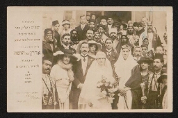 Jeunes mariés entourés de leur famille (1920)