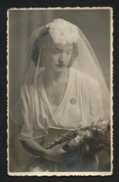 Photographie d'une mariée portant une étoile jaune, datée du 29 septembre 1943