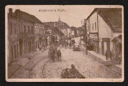 Carte postale représentant une rue de Kaunas, avec plusieurs calèches, non datée