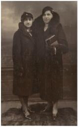 Deux femmes en manteaux élégants