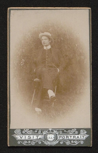 Portrait d'un homme portant un chapeau, assis dans un jardin, daté d'octobre 1927