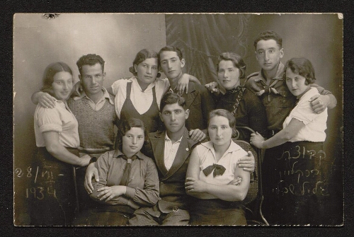 Série de photographies de jeunes gens se destinant à l'immigration en Palestine - Photographie d'une promotion de jeunes gens, datée du 28 juillet 1934