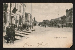 Carte postale représentant une rue de Kaunas, avec des hommes en casquette sur le côté gauche, datée du 31 janvier 1907