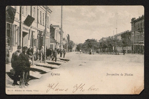 Carte postale représentant une rue de Kaunas, avec des hommes en casquette sur le côté gauche, datée du 31 janvier 1907