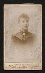 Portrait d'une femme, en robe boutonnée, avec étoile au cou, non daté