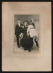 Photographie d'une femme entourée de ses deux enfants (1919)
