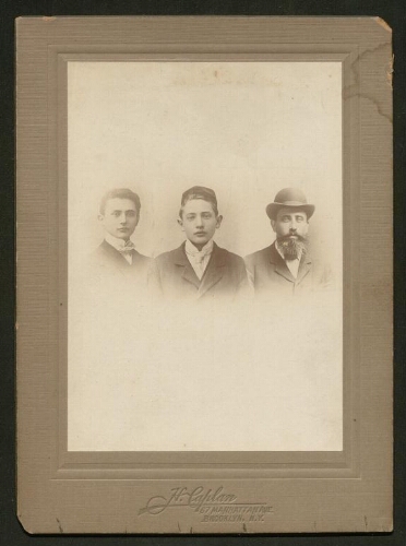 Photographie d'un homme portant chapeau et barbe et deux jeunes garçons en costume, non datée (entre 1906 et 1915)
