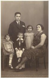 Deux parents, amis de la famille Goldberg avec leurs trois jeunes enfants (1930)
