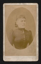 Portrait d'une femme, en robe boutonnée, non daté