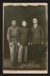 Photographie de trois jeunes hommes, non datée