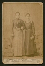 Photographie de deux jeunes femmes en robe longue