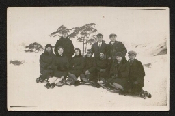 Photographie de dix jeunes gens à la neige, non datée