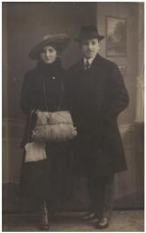 Couple élégant, femme avec manchon de fourrure, Europe de l'Est