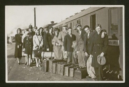 Jeunes gens avec valises sur un quai , train de Tartu à  Tallinn pour la Palestine, 1931