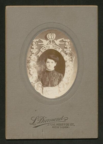 Portrait d'une jeune femme, cheveux relevés, non daté