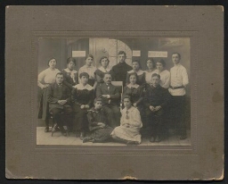 Photographie sur carton d'un groupe de jeunes étudiants, majorité de jeunes femmes, avec trois écriteaux en hébreu, non datée