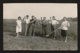 Série de photographies de jeunes gens se destinant à l'immigration en Palestine - Photographie de six jeunes gens s'adonnant au travail agricole, datée du 14 novembre 1931
